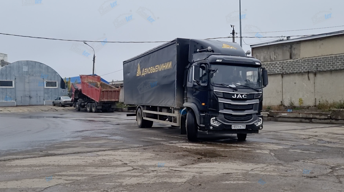 Логистическая компания доставляет комплект для заказа