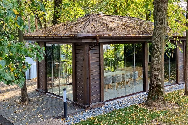 Безрамное остекление беседки