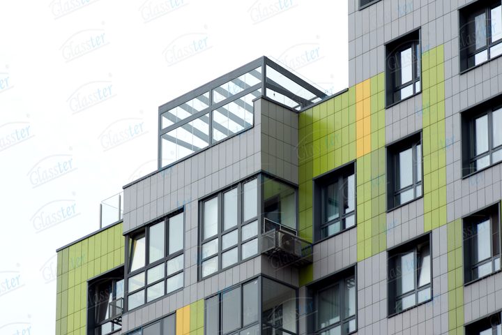 Летняя веранда ресторана на крыше