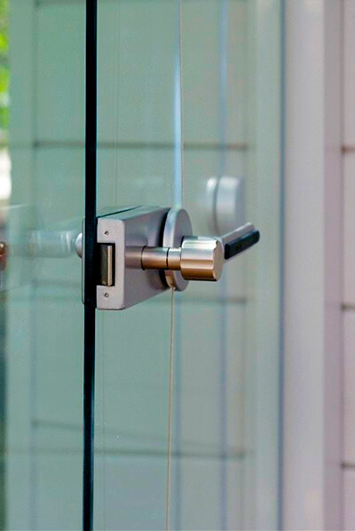 Частная инженерная компания: разработка и производство российского безрамного остекления Glasster