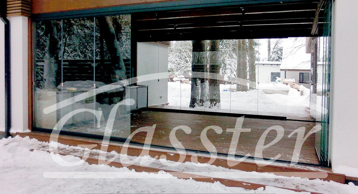 Открытые створки террасы с остеклением